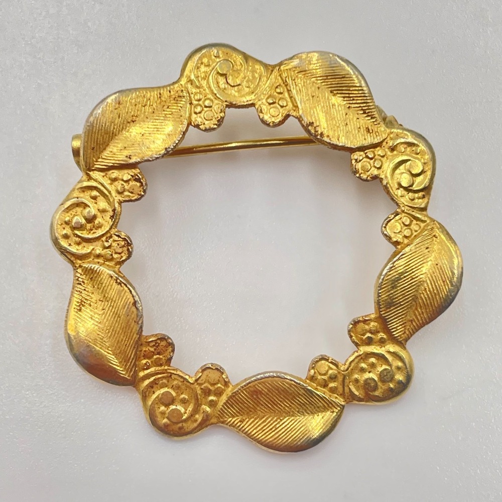 Vintage Mid-Century Gold Tone Textured Leaf Wreath Brooch Pin Retro Open Circle